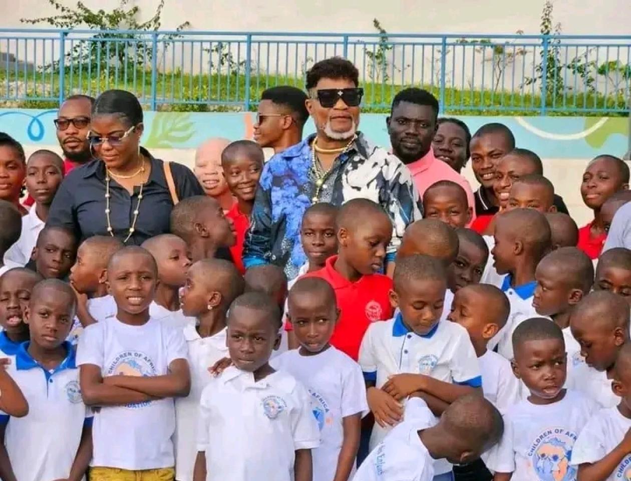 Koffi Olomide et Cindy Le Cœur apportent soutien aux enfants à Abidjan