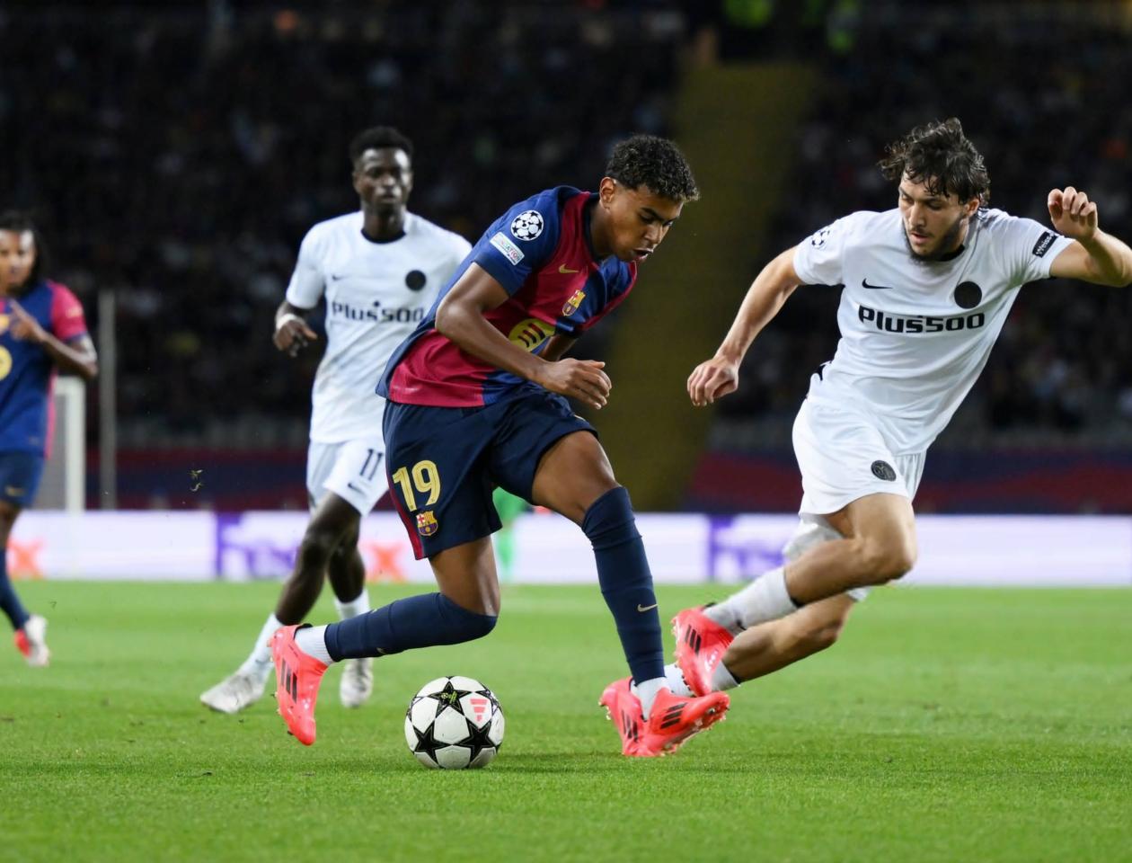 Lamine Yamal pendant le match de la ligue des champions de l'UEFA opposant le FC Barcelone à domice aux Young Boys de Suisse.