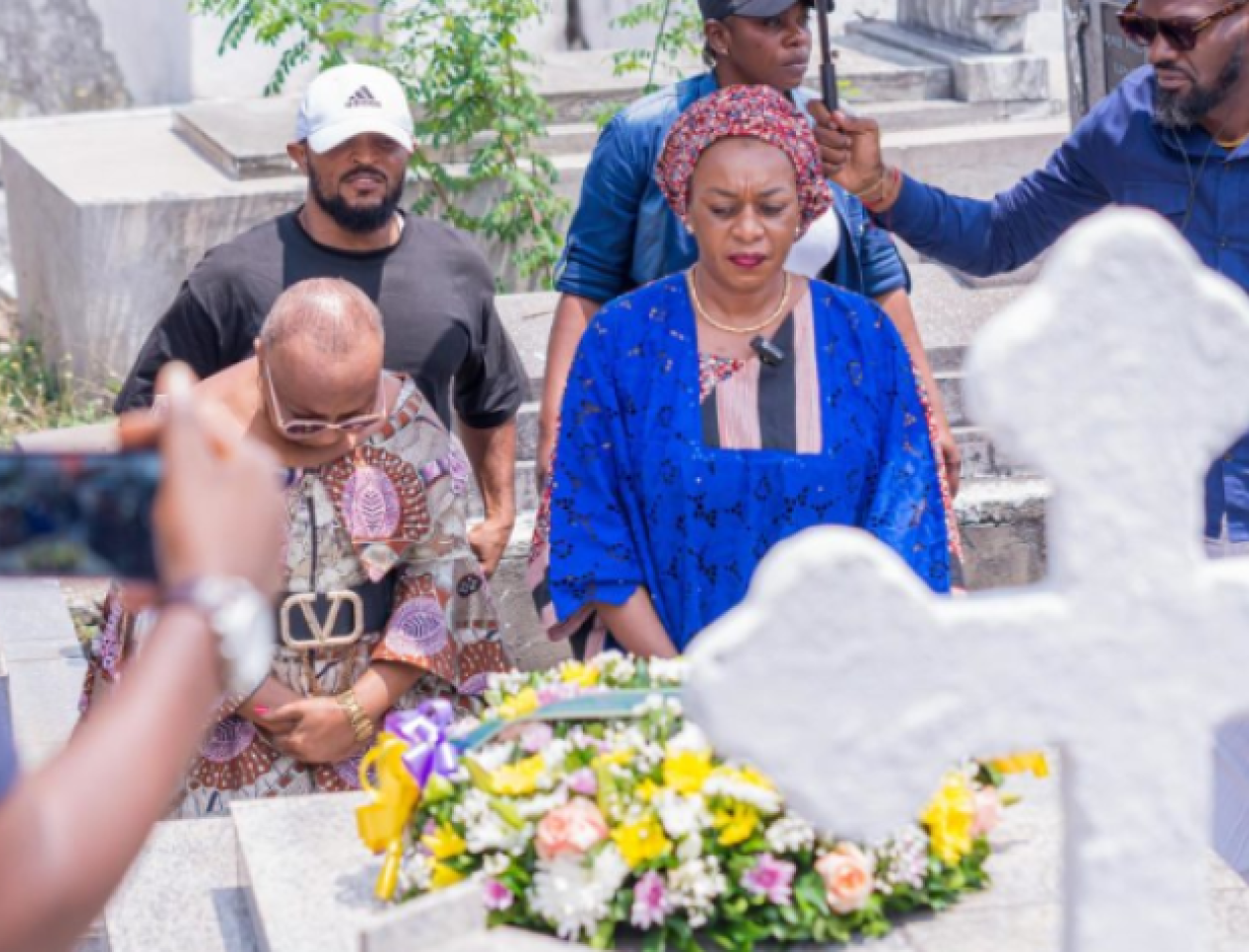 Yolande elebe à la tombe de abeti masikini