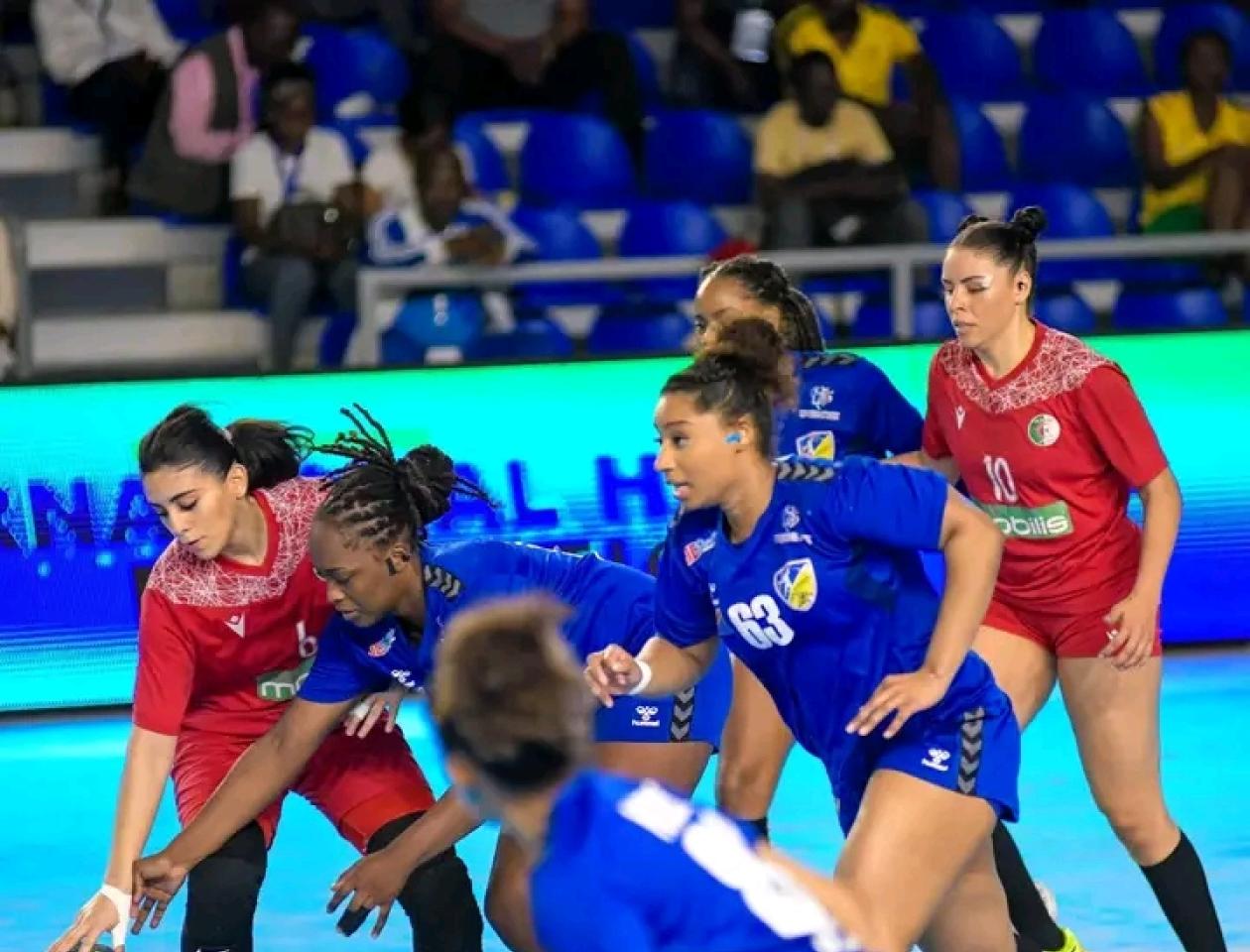 Les handballeuses congolaises se disputant le ballon avec les Algériennes