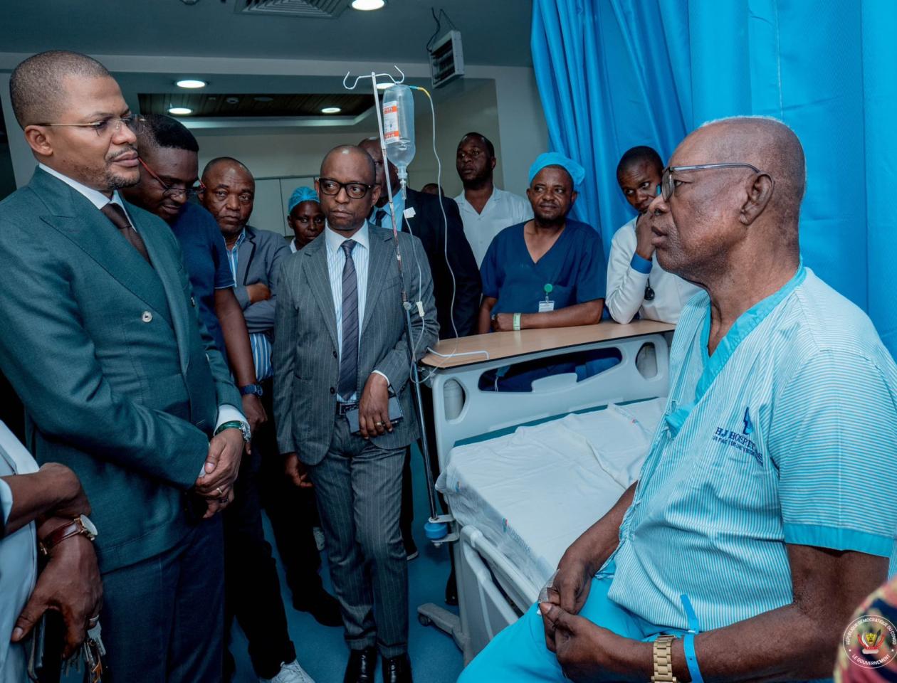 Edingwe Moto na Ngenge ,  icône du catch congolais avec le ministre du sport et loisir Didier Budimbu lors de son évacuation d'urgence au Maroc pour des soins spécialisés