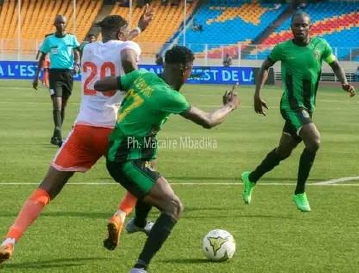 Duel entre deux joueurs de l'AS V.Club et l'OC Renaissance 