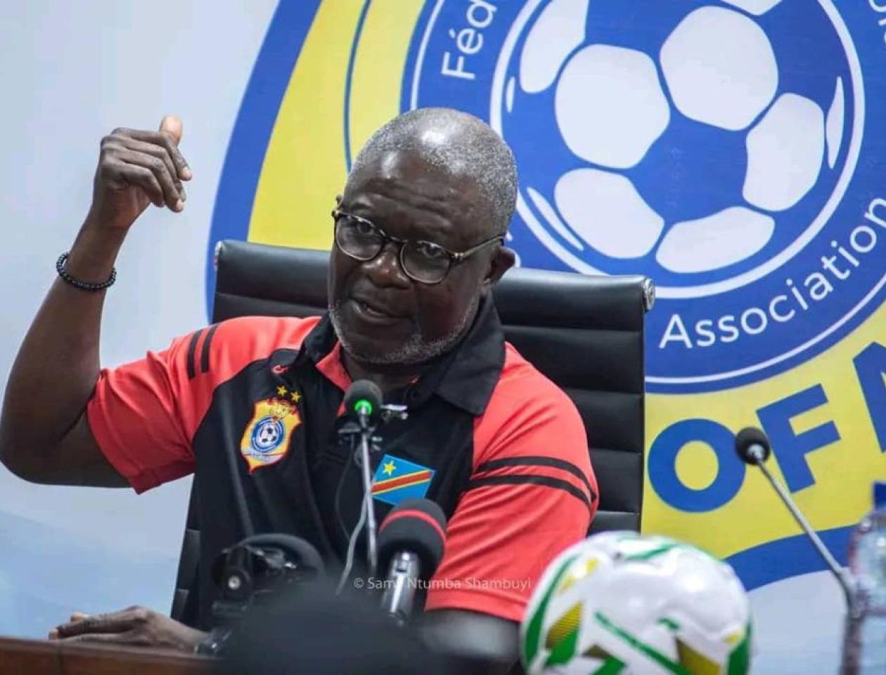 Otis Ngoma dans une conférence de presse au siège de la FECOFA